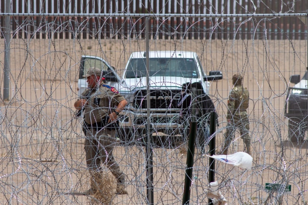 GettyImages-2155463239 Texas border